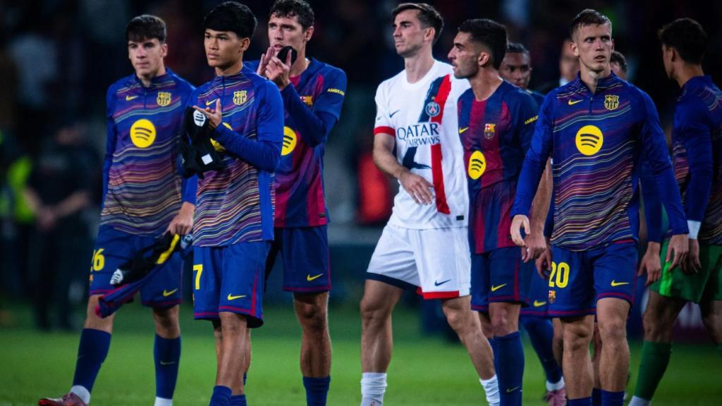 Els jugadors del Barça marxen cabussats de Montjuïc, després de perdre contra el PSG a la Champions League