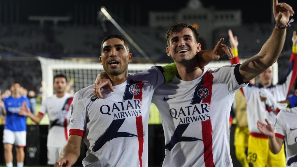 Achraf Hakimi i Fabián Ruiz celebren la victòria del PSG contra el Barça a Montjuïc