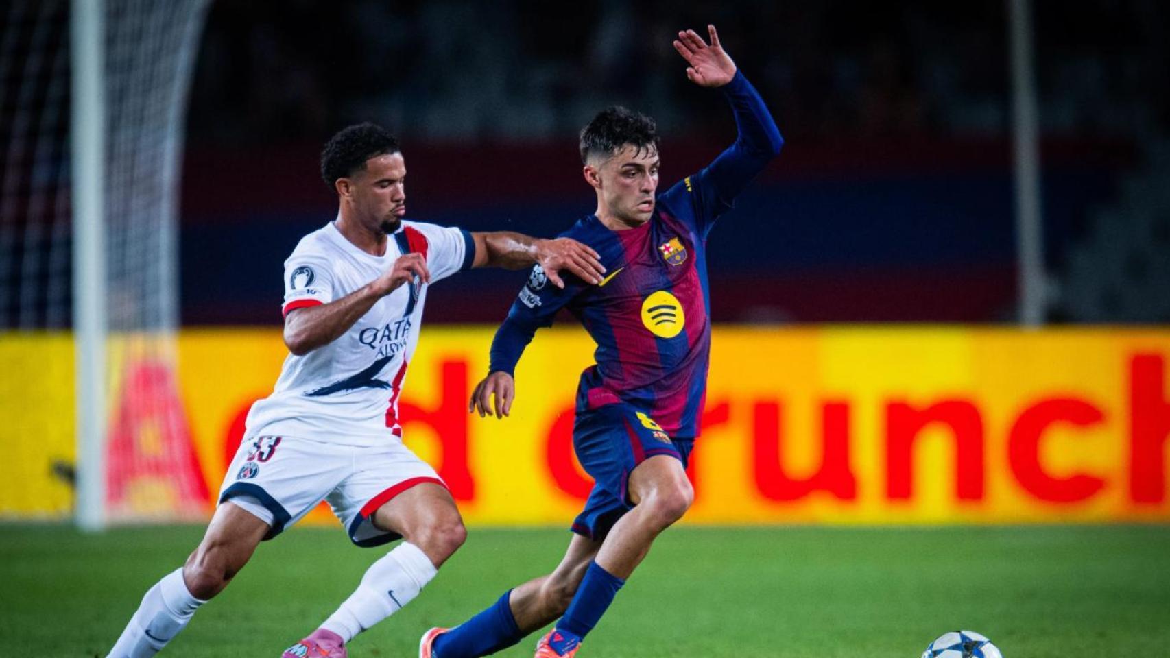 Pedri, perseguido por Zaïre-Emery en el Barça-PSG