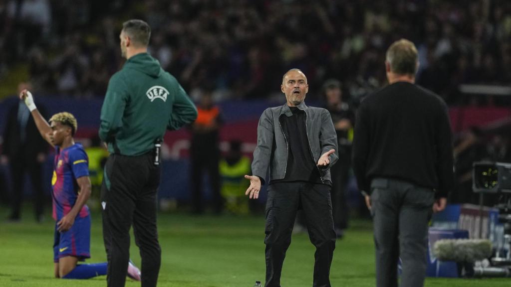 Luis Enrique protesta una acción delante de Hansi Flick durante el Barça-PSG