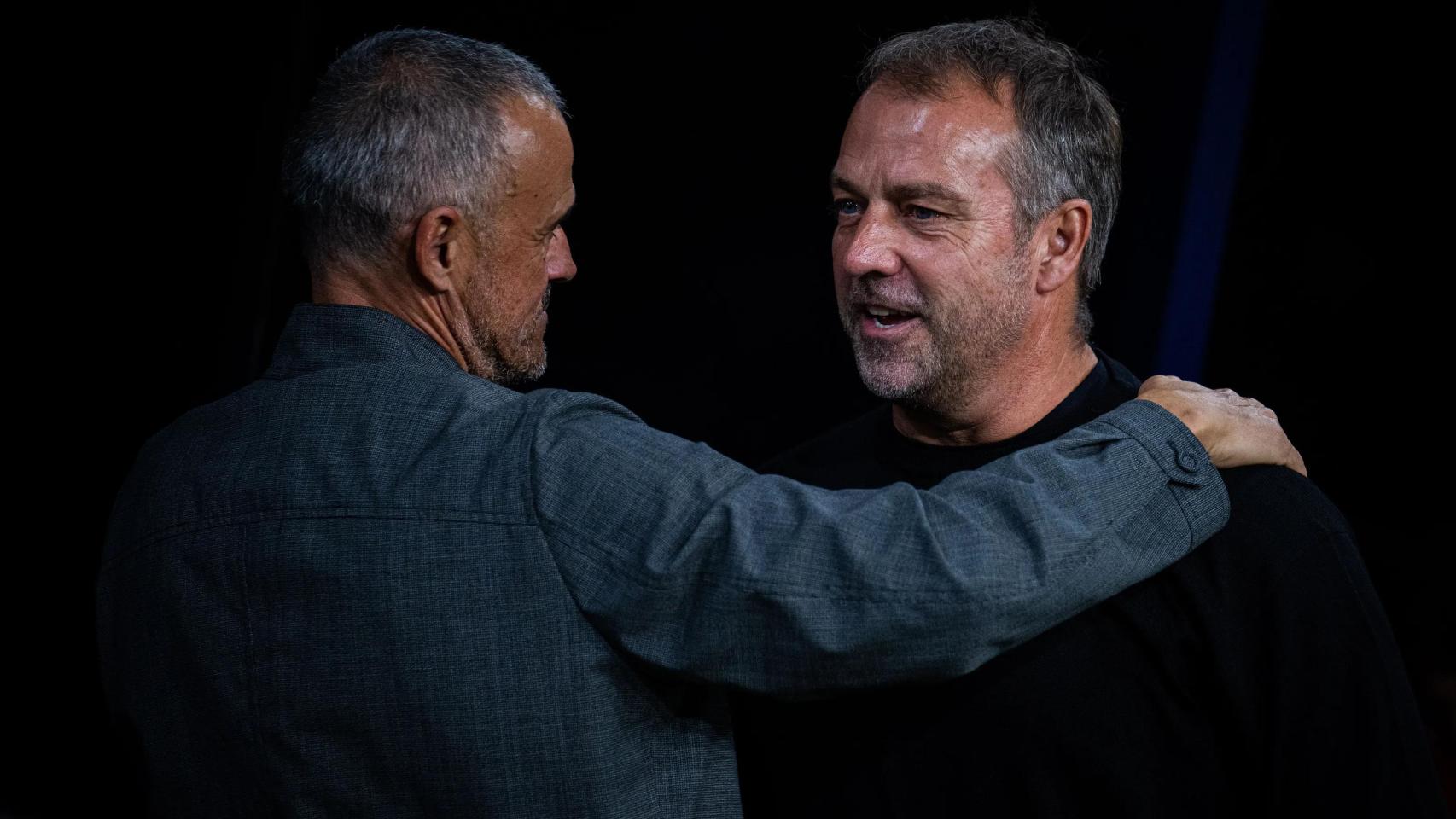 Luis Enrique y Hansi Flick se saludan antes del Barça-PSG de Champions League