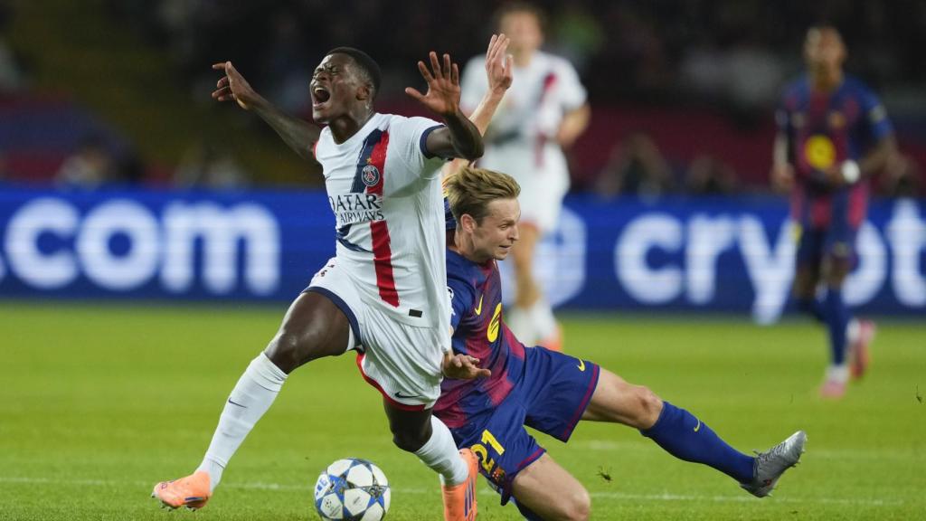 Frenkie de Jong es juga l'expulsió amb una falta sobre Nuno Mendes en el Barça-PSG