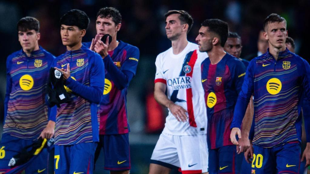 Los jugadores del Barça se marchan cabizbajos de Montjuïc, tras perder contra el PSG en la Champions League