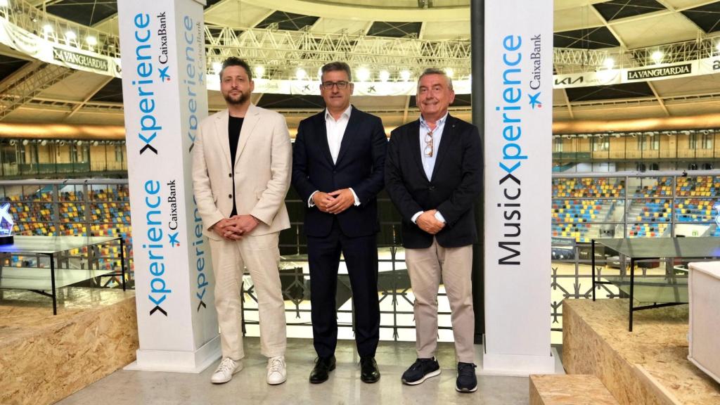 De izquierd a derecha, Rubén Viñuales, alcalde de Tarragona; Josep Maria Gonzàlez, director territorial de CaixaBank en Cataluña y Jesús Feliz, director de Tarraco Arena