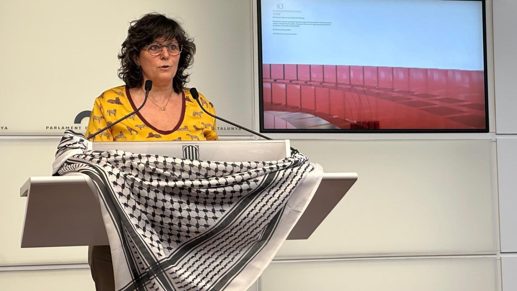 La diputada de la CUP en el Parlament Pilar Castillejo, en una rueda de prensa exhibiendo una kufiya palestina