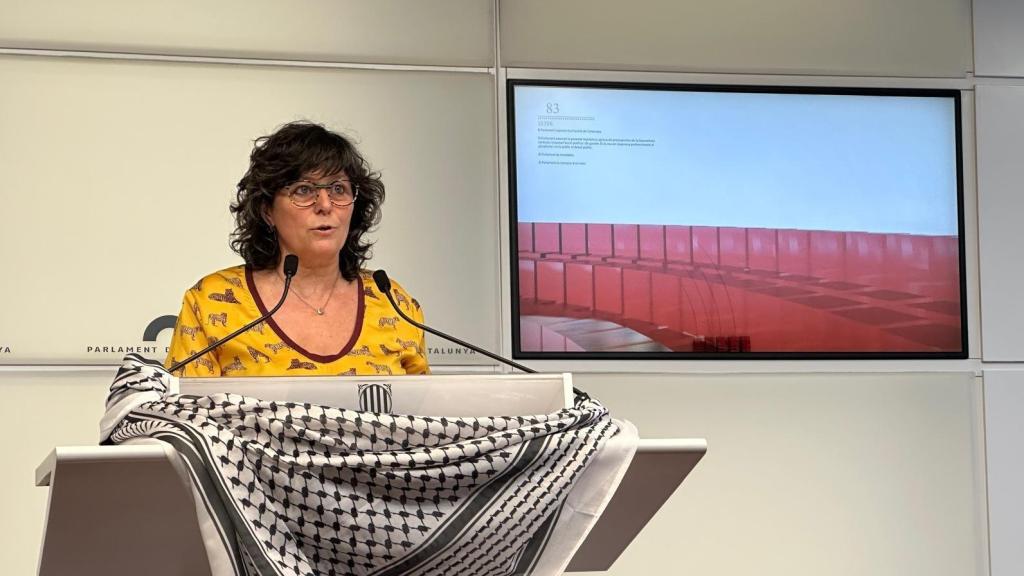 La diputada de la CUP en el Parlament Pilar Castillejo, en una rueda de prensa exhibiendo una kufiya palestina