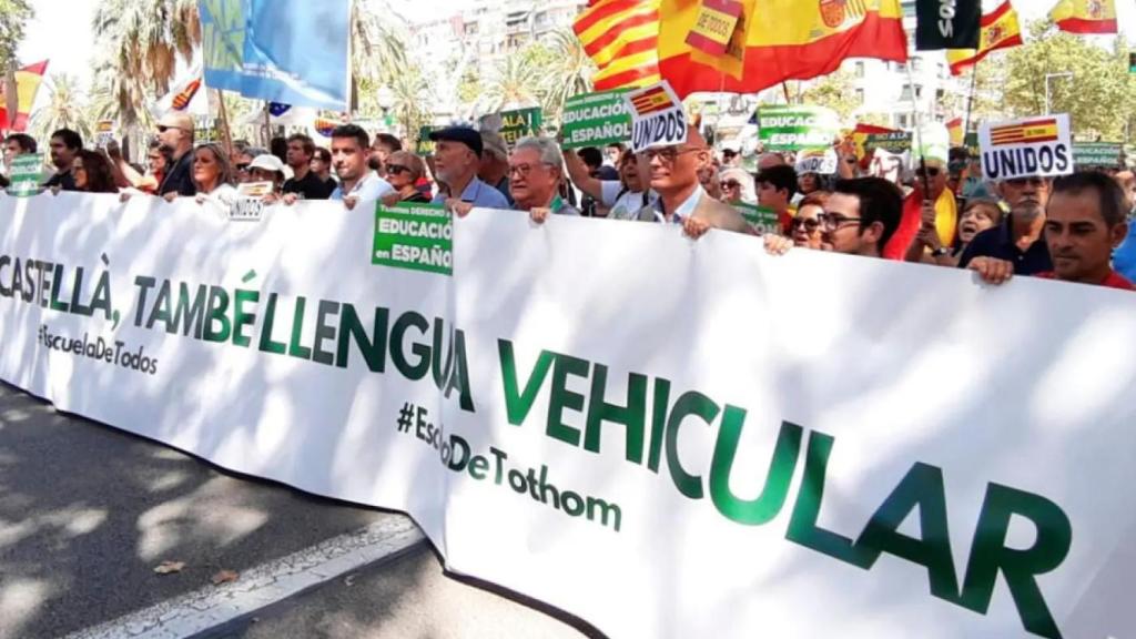 La cabecera de la marcha de Barcelona por la vehicularidad del español en las escuelas catalanas
