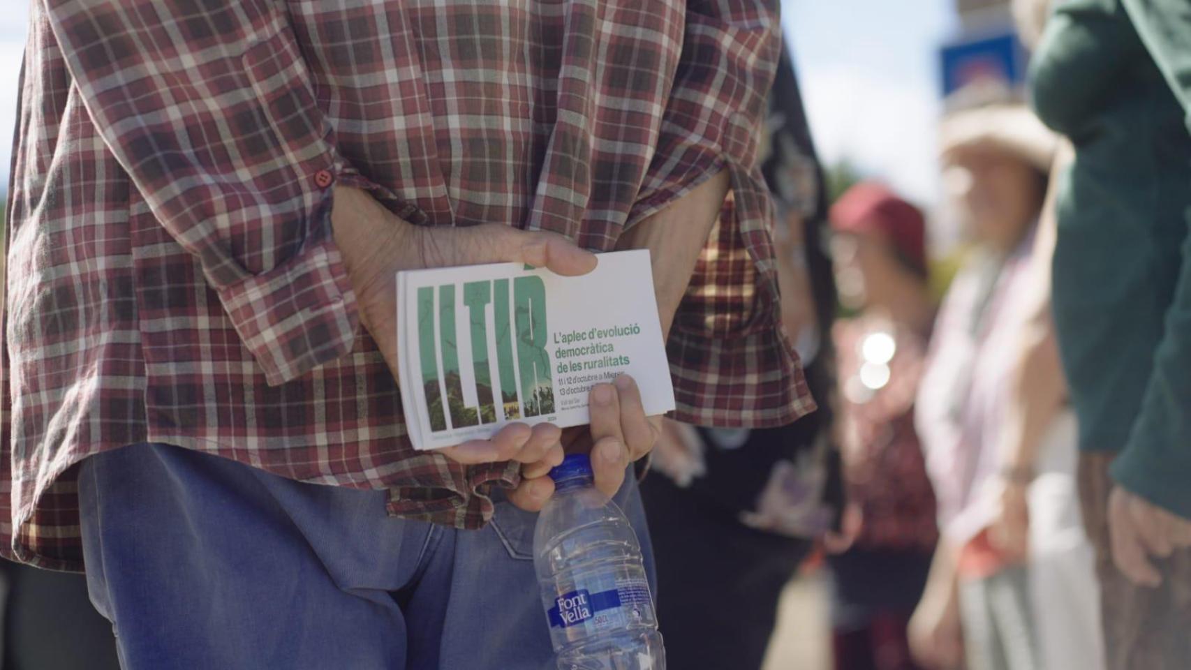 Un hombre con la enseña de ‘Iltir’ en la Cataluña interior