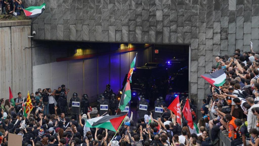 Manifestantes de la marcha por Palestina, cortando el acceso a la Ronda Litoral de Barcelona