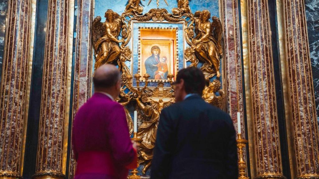 El presidente de la Generalitat, Salvador Illa, durante su visita a la Basílica Santa María la Maggiore, en Roma, donde reposan los restos del Papa Francisco