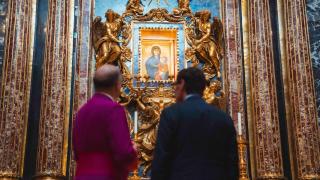 El presidente de la Generalitat, Salvador Illa, durante su visita a la Basílica Santa María la Maggiore, en Roma, donde reposan los restos del Papa Francisco