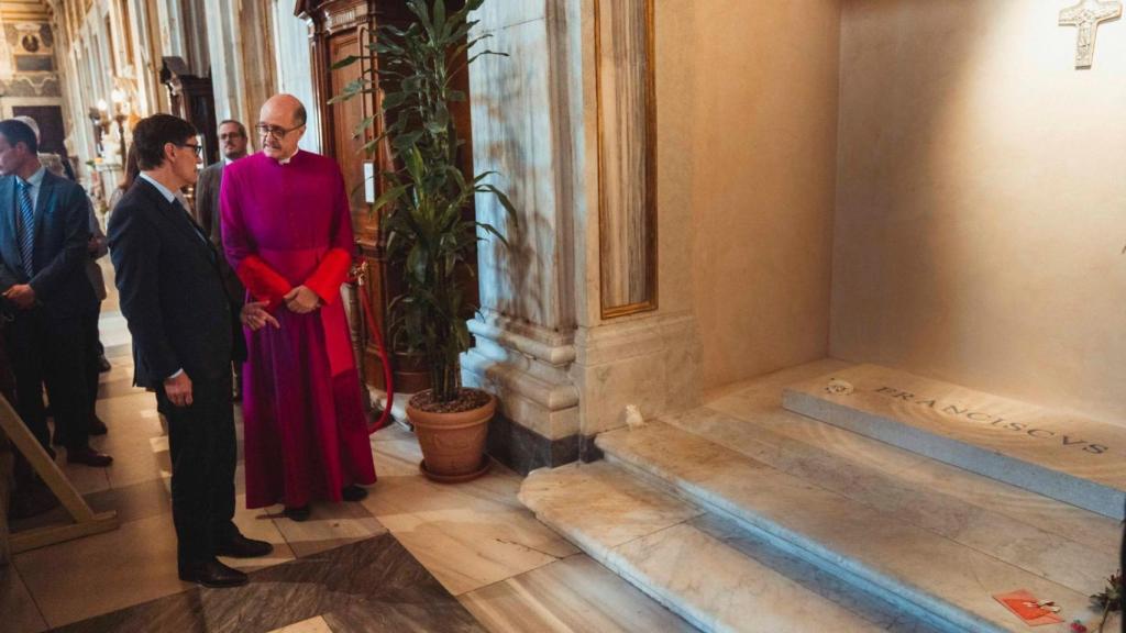 El presidente Salvador Illa visita la tumba del Papa Francisco