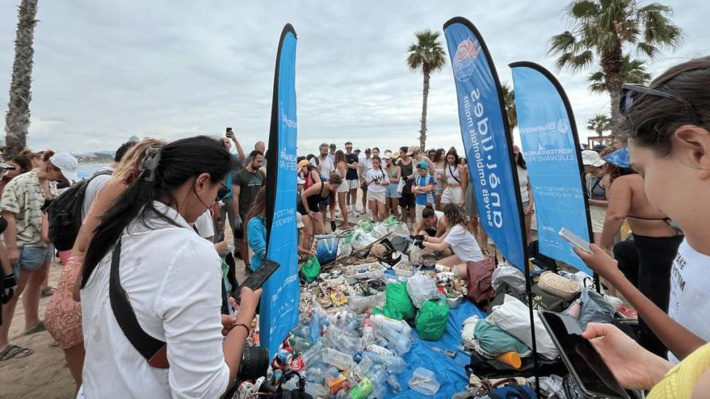 Retirada de plásticos y residuos en una playa