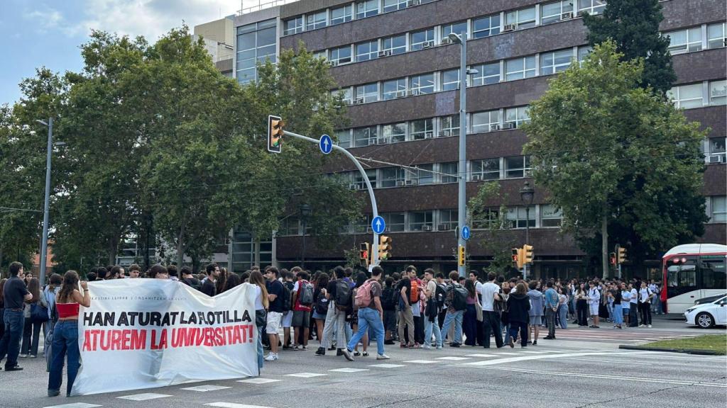 La avenida Diagonal de Barcelona cortada por una manifestación de estudiantes tras el asalto a la Flotilla