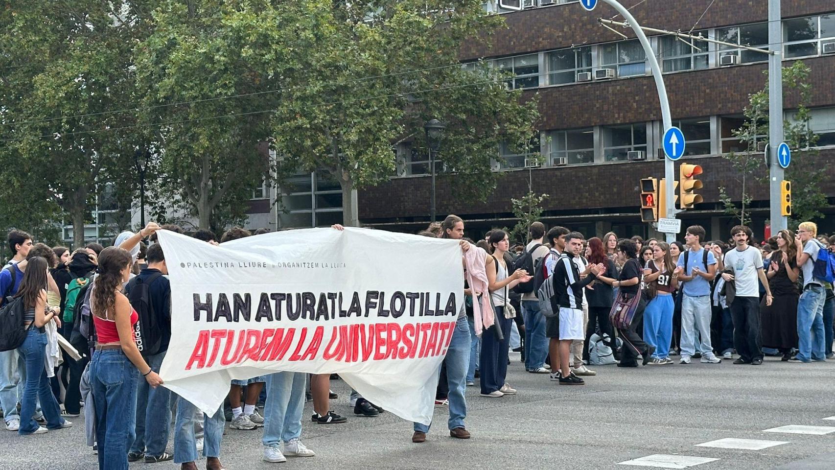 Una concentración de estudiantes en la avenida Diagonal de Barcelona tras la intervención de la Global Sumud Flotilla
