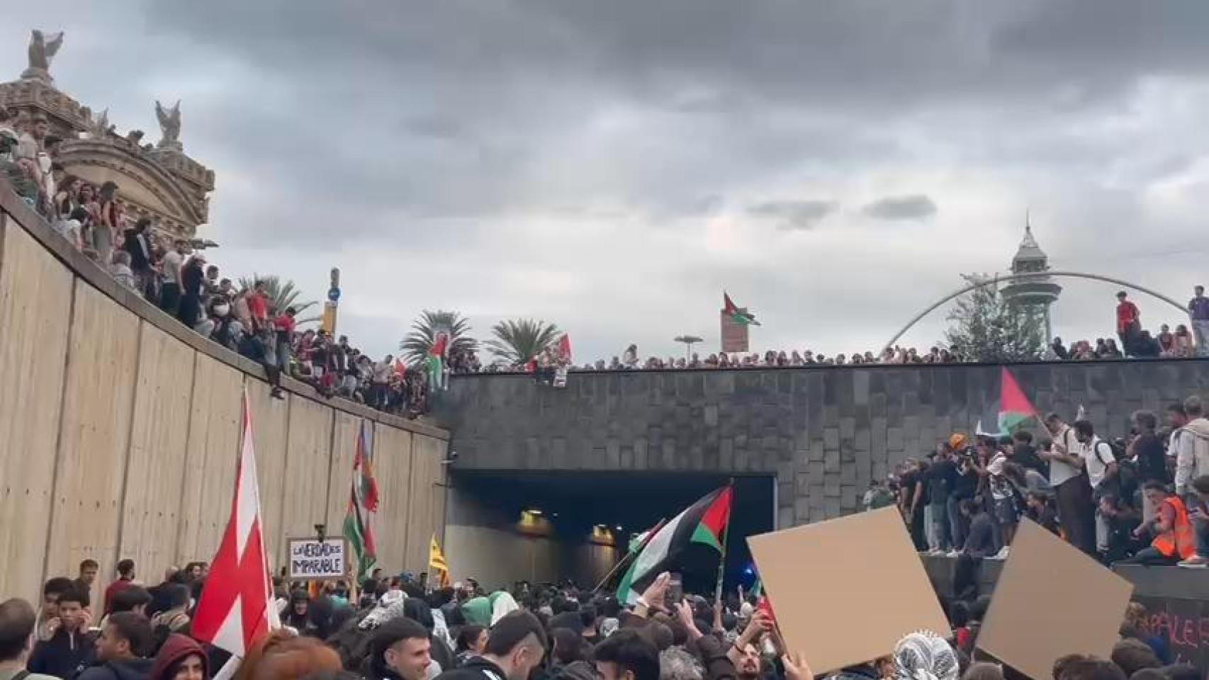 Manifestantes cortando el acceso a la Ronda del Litoral de Barcelona