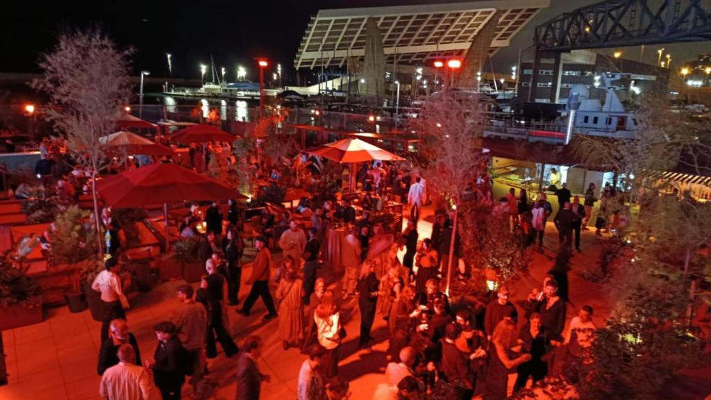 El SeaSea Club, con la placa fotovoltaica del Fòrum al fondo