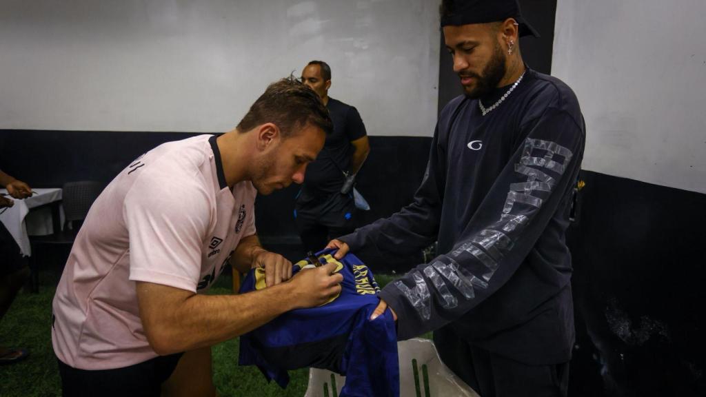 Arthur Melo se reencuentra con Neymar Jr en Brasil