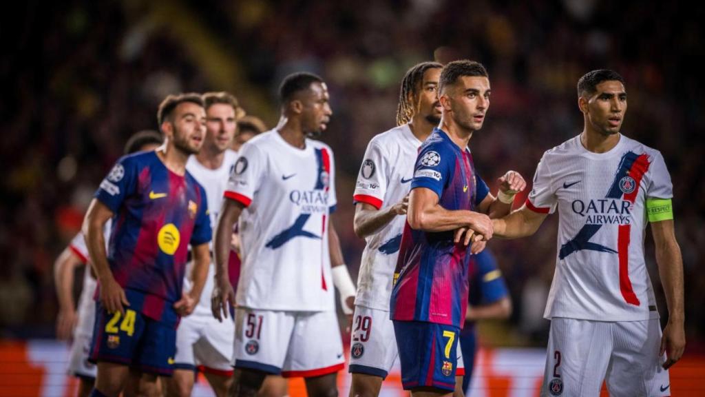 Els jugadors del Barça, en un servei de cantonada contra el PSG