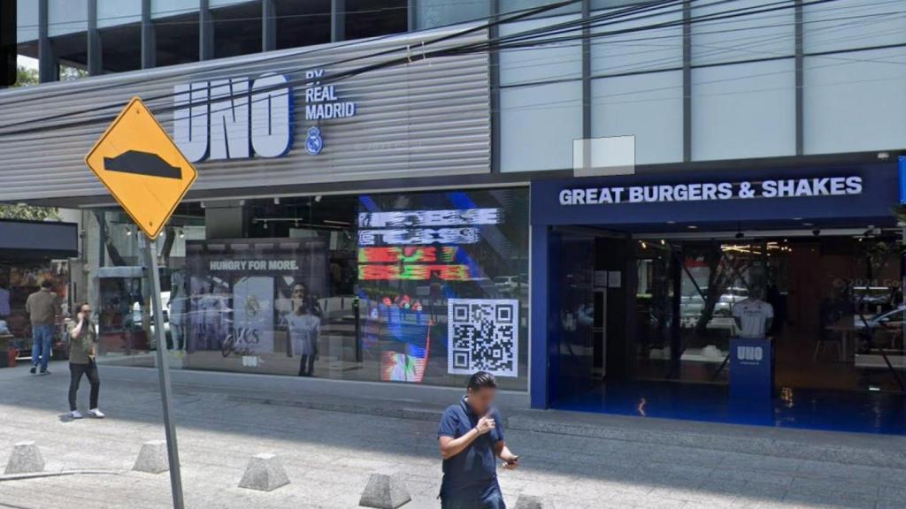 El restaurante 'UNO by Real Madrid', al lado de una tienda de productos oficiales del club en Ciudad de México