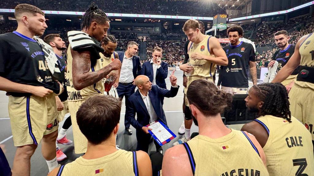 Joan Peñarroya dirige un tiempo muerto del Barça de basket en el choque contra el Panathinaikos de la Euroliga