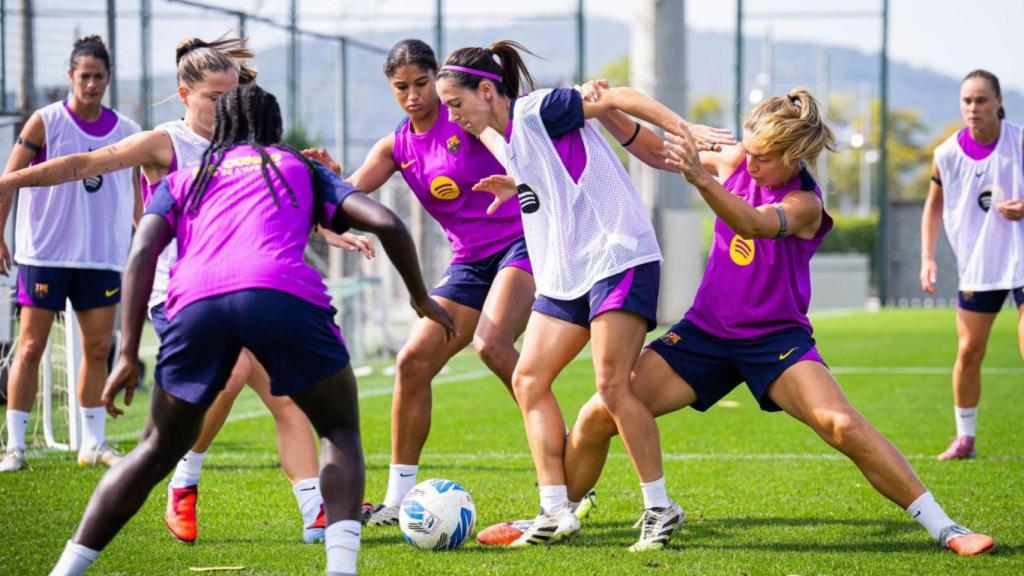 Aitana Bonmatí protege el balón, presionada por Alexia Putellas, en un partido del Barça Femenino