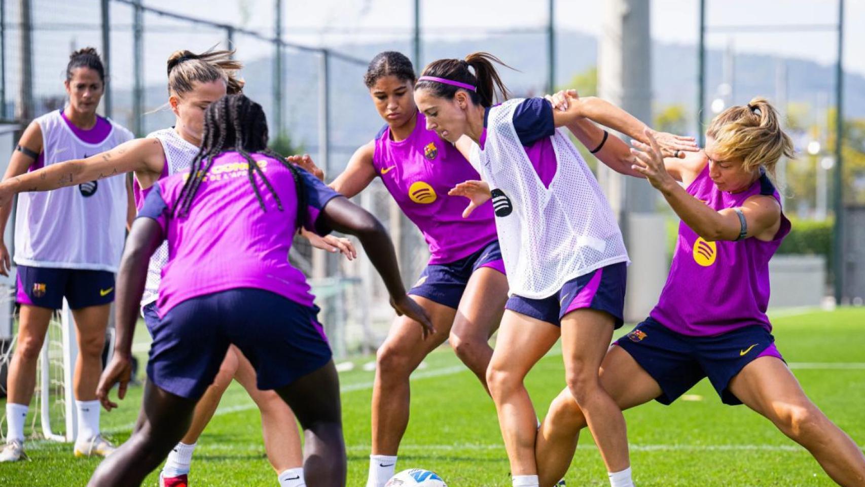 Aitana Bonmatí protege el balón, presionada por Alexia Putellas, en un partido del Barça Femenino