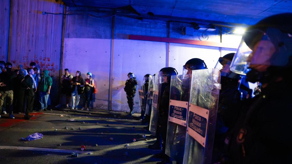 Cordón policial en la entrada del túnel de acceso a la Ronda Litoral de Barcelona, en la plaza de Drassanes