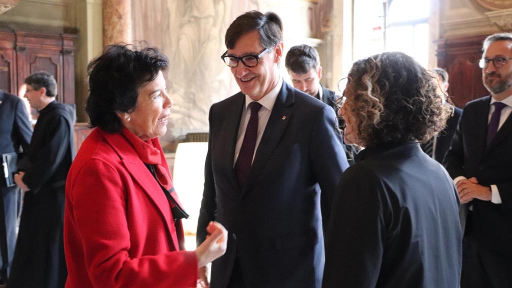 Salvador Illa entre la embajadora española ante el Vaticano, Isabel Celáa, y la consejera de Cultura, Sònia Hernández