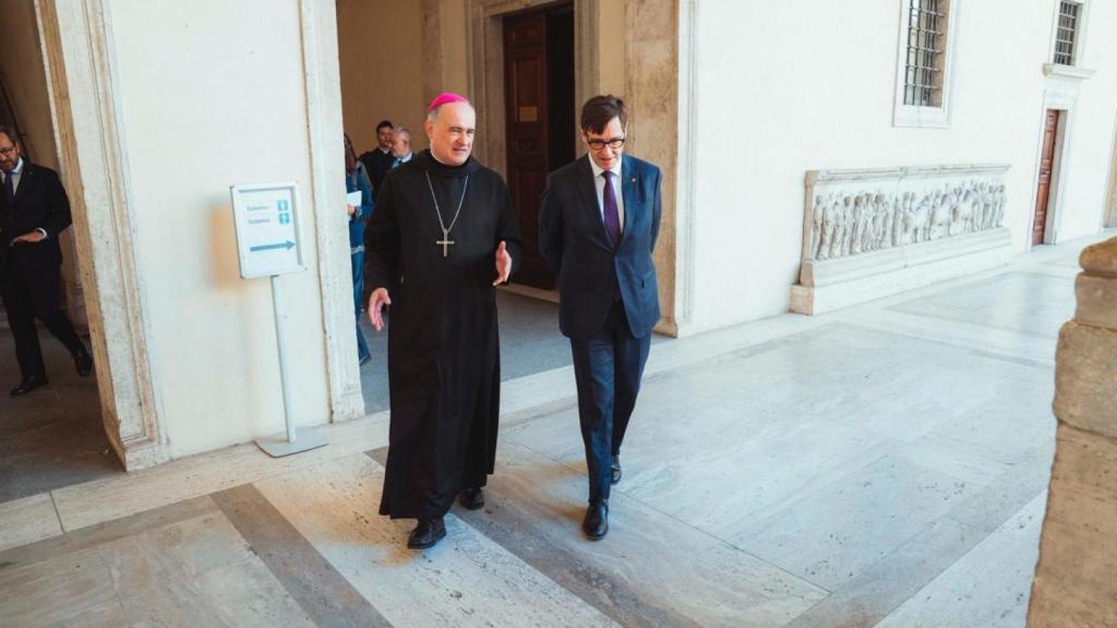 El abad de Montserrat, Manel Gasch, y el presidente del Govern, Salvador Illa, en Roma