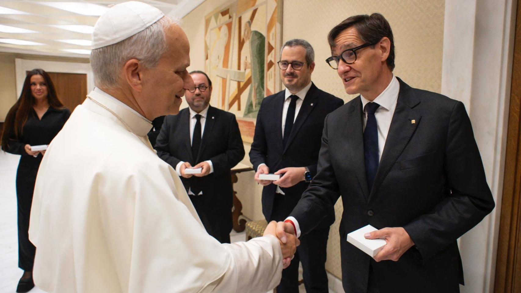 El Papa León XIV saluda al presidente Salvador Illa y a su equipo en el Vaticano