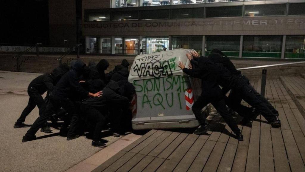 Estudiantes de la UAB cortan los accesos a la universidad en protesta por el asalto a la Flotilla