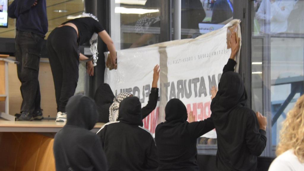 Estudiantes cierran los accesos del campus ETSEIB de la UPC de Barcelona