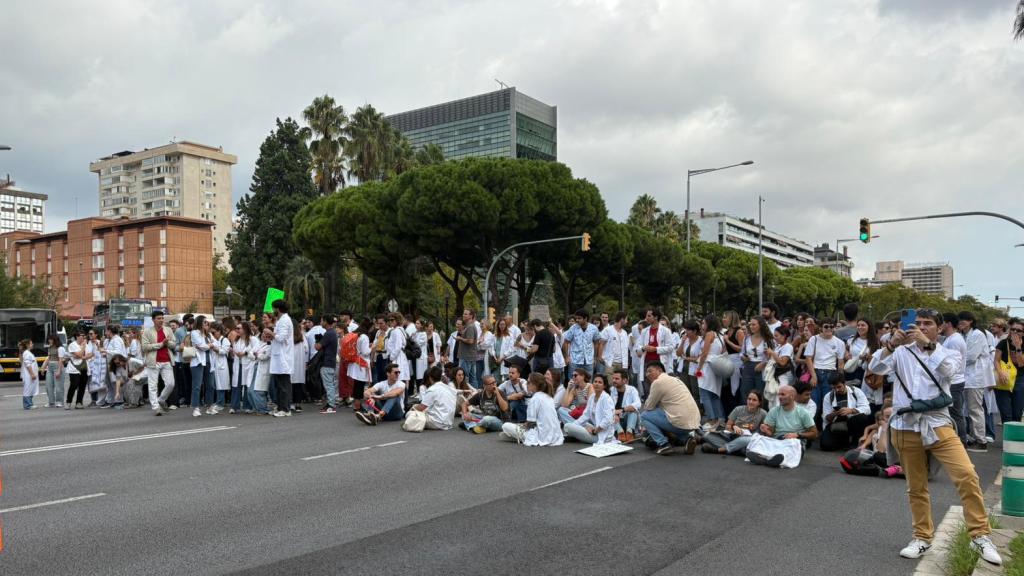 Manifestación de médicos en la Diagonal a la altura de la Zona Universitaria de Barcelona