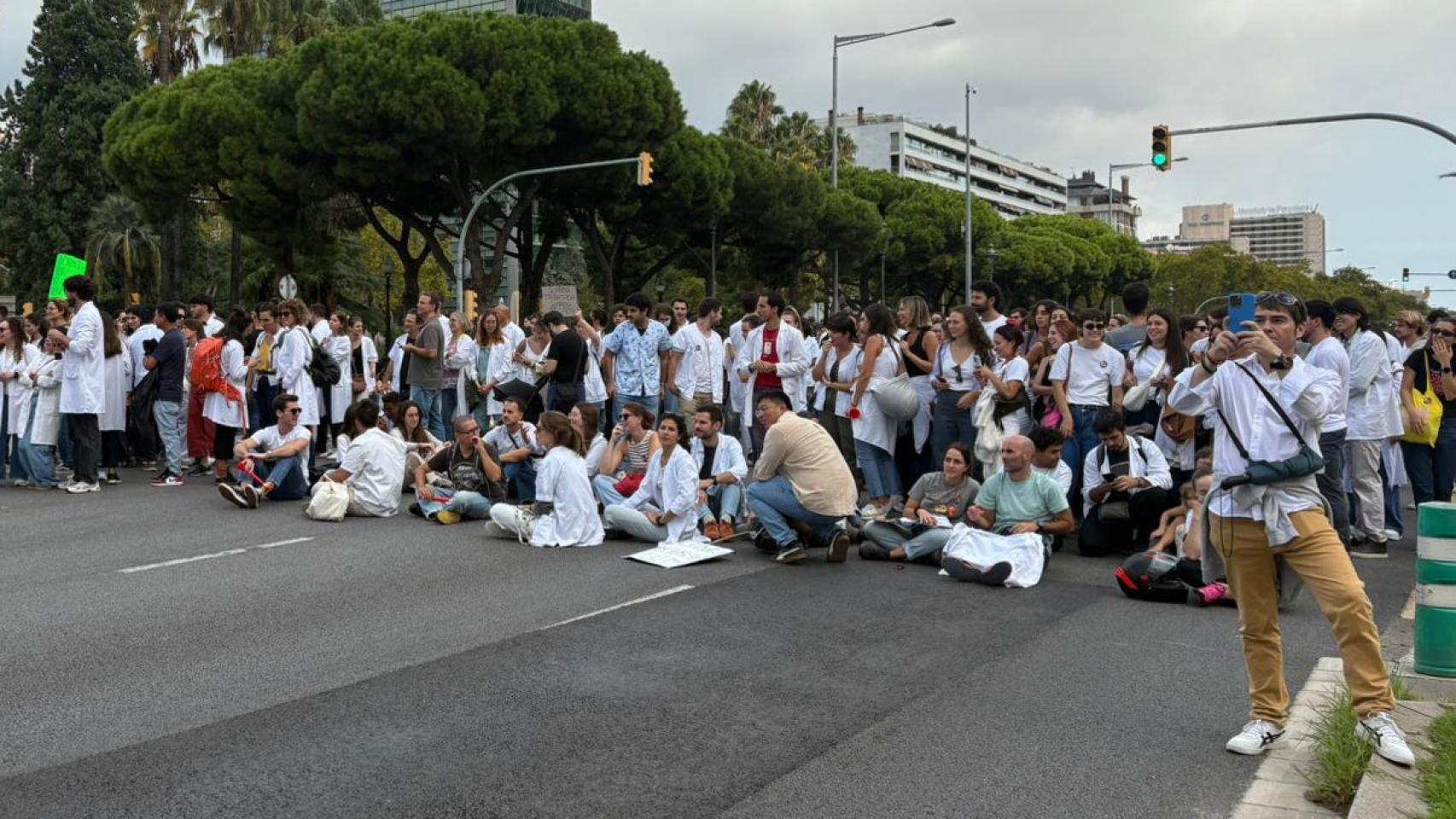 Manifestación de médicos en la Diagonal a la altura de la Zona Universitaria de Barcelona