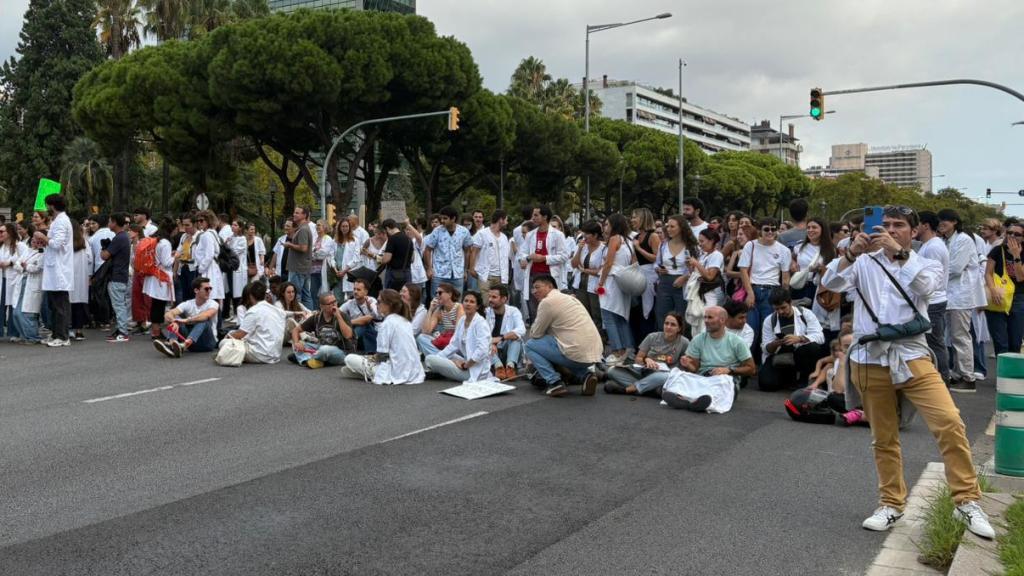 Manifestación de médicos en la Diagonal a la altura de la Zona Universitaria de Barcelona