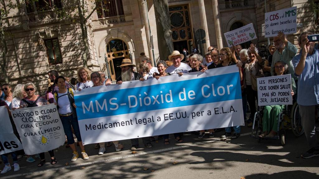 Josep Pàmies y la presidenta de la Asociación Dulce Revolución, Lola Roma, durante una concentración, el 5 de octubre de 2022