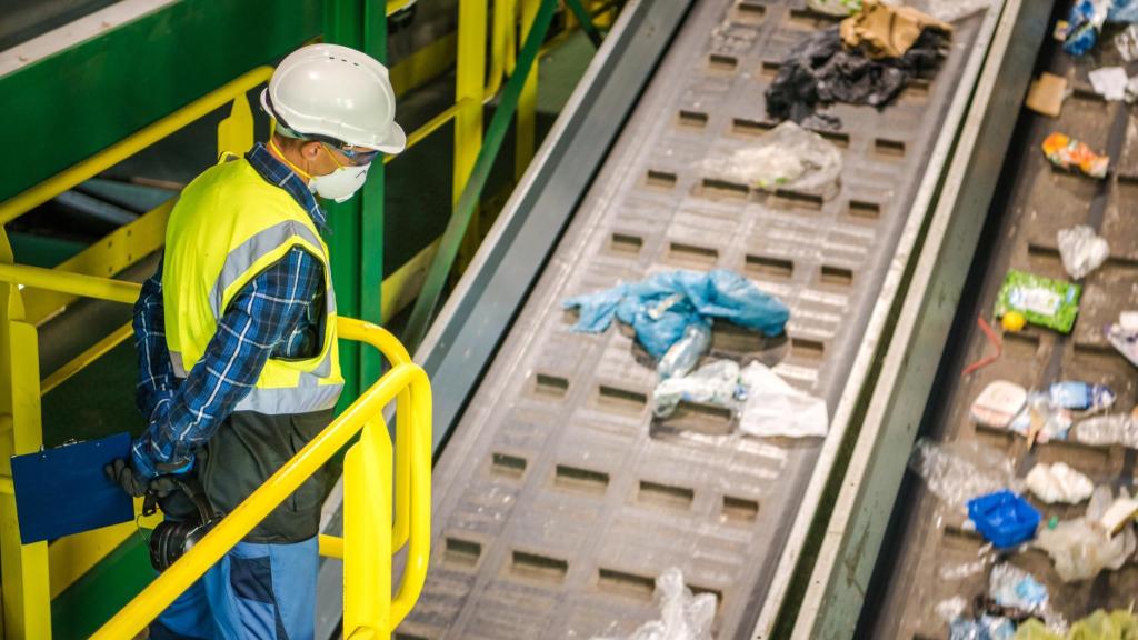 Trabajador en empresa de reciclaje