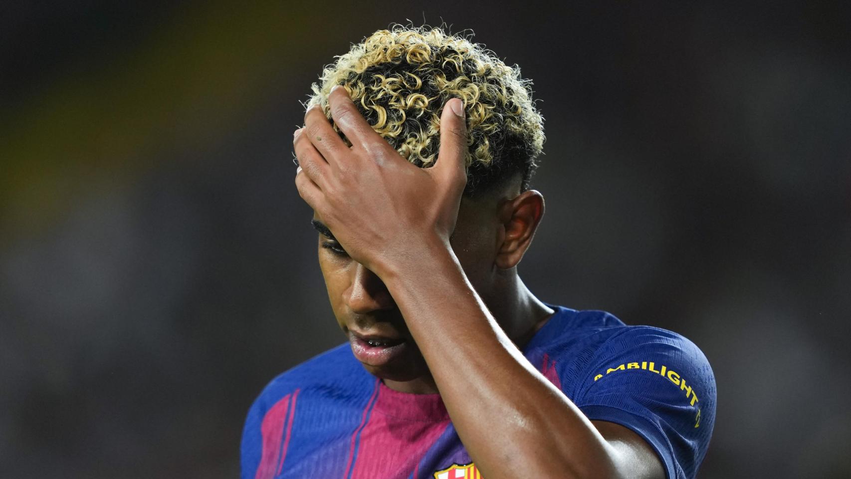 Lamine Yamal se lamenta durante el partido de Champions League Barça-PSG