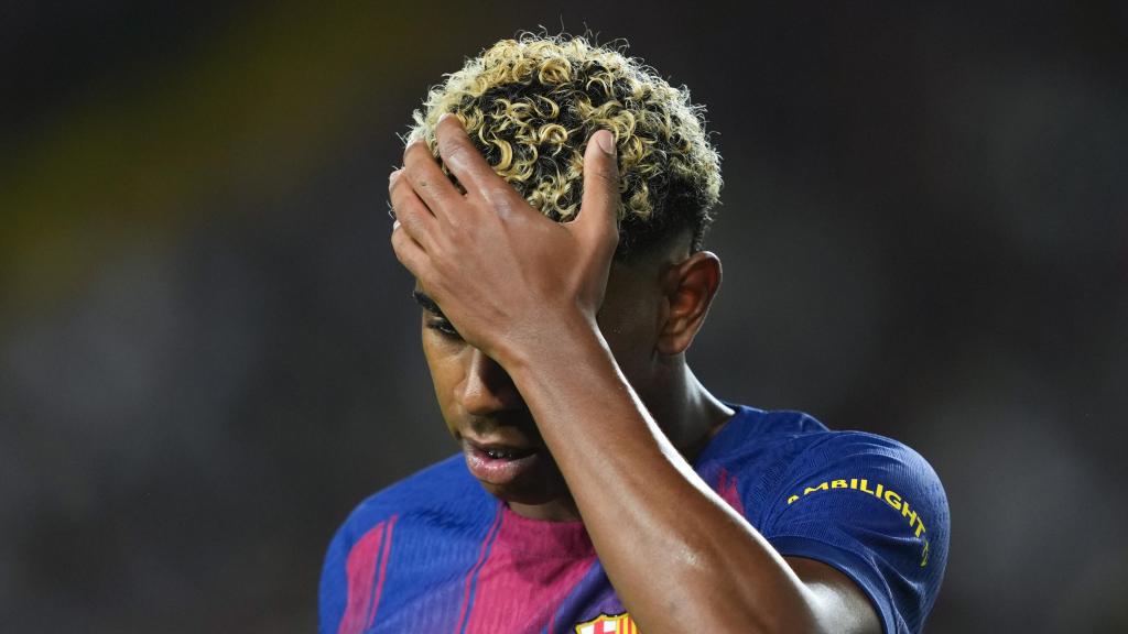 Lamine Yamal se lamenta durante el partido de Champions League Barça-PSG