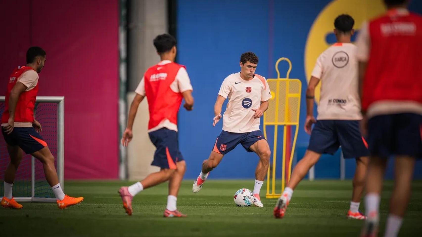 Andreas Christensen pasa un balón en la última sesión de entrenamiento del Barça antes de viajar a Sevilla