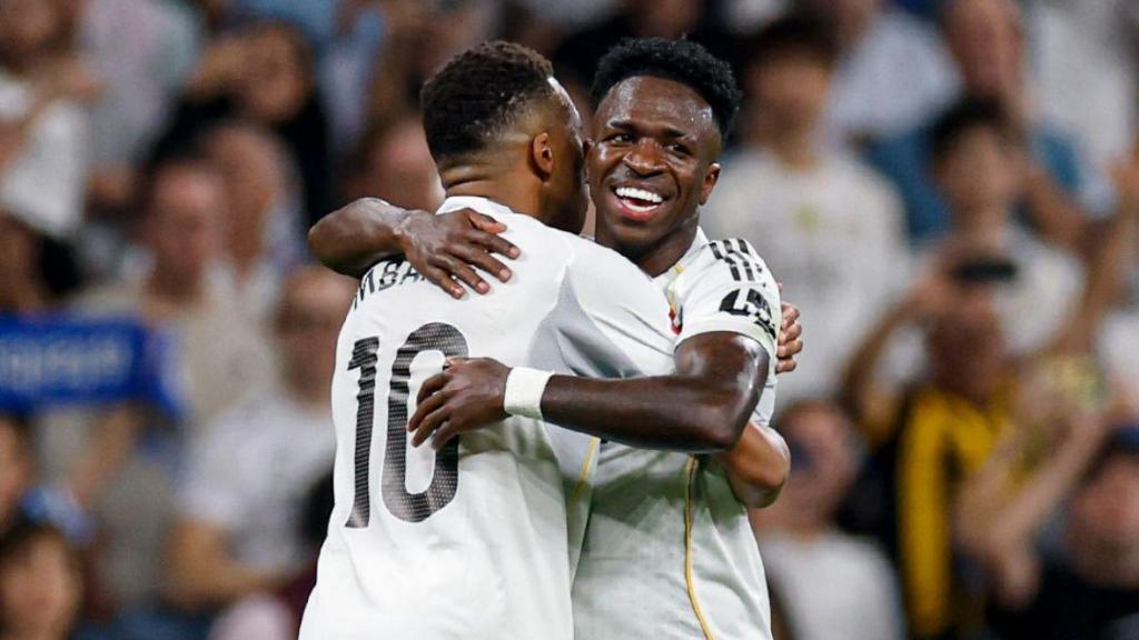 Kylian Mbappé abraza a Vinicius Jr en el Real Madrid-Villareal de la Liga