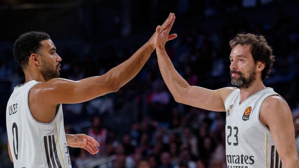 Trey Lyles i Sergio Llull es saluden en un partit del Reial Madrid de bàsquet
