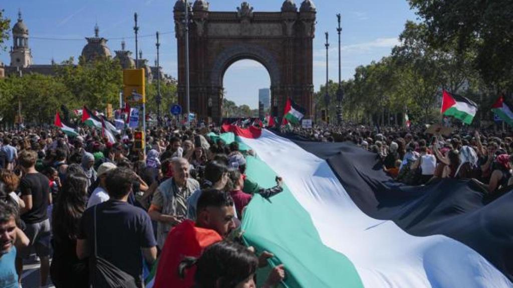 Los manifestantes marchan frente al Arc de Triomf