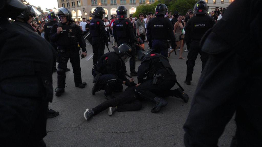 Agentes de la ARRO reducen a un manifestante en Barcelona