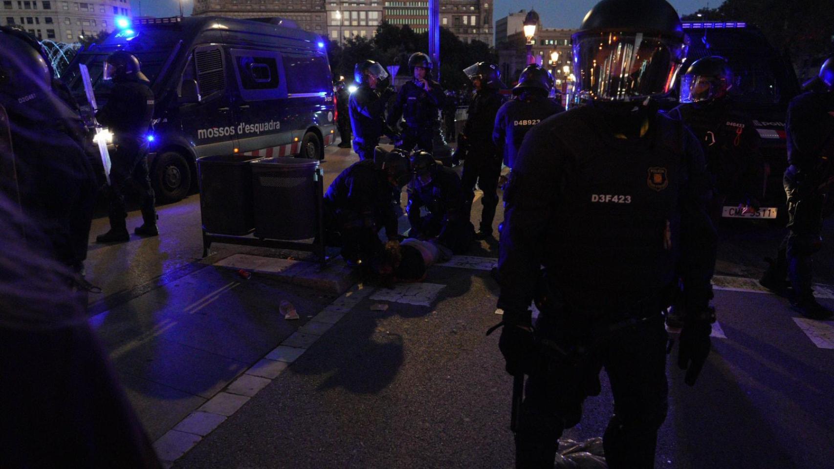 Agentes antidisturbios de los Mossos d'Esquadra durante la tercera tarde de protesta por Palestina