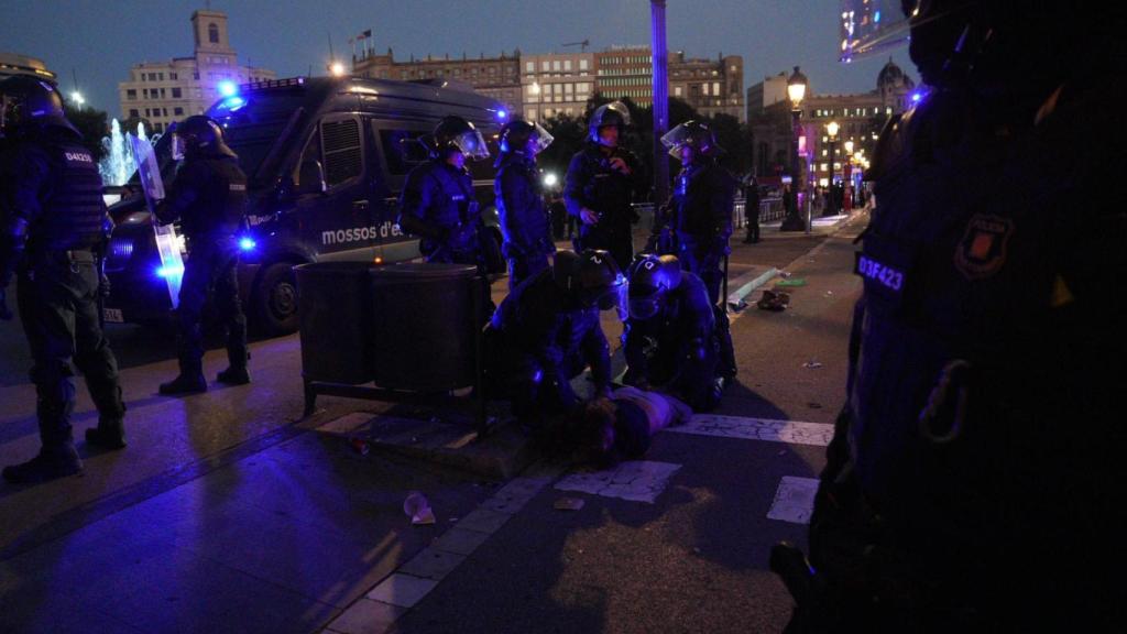 Agentes de la Brigada Móvil reduciendo a uno de los detenidos este sábado en Barcelona durante la manifestación propalestina