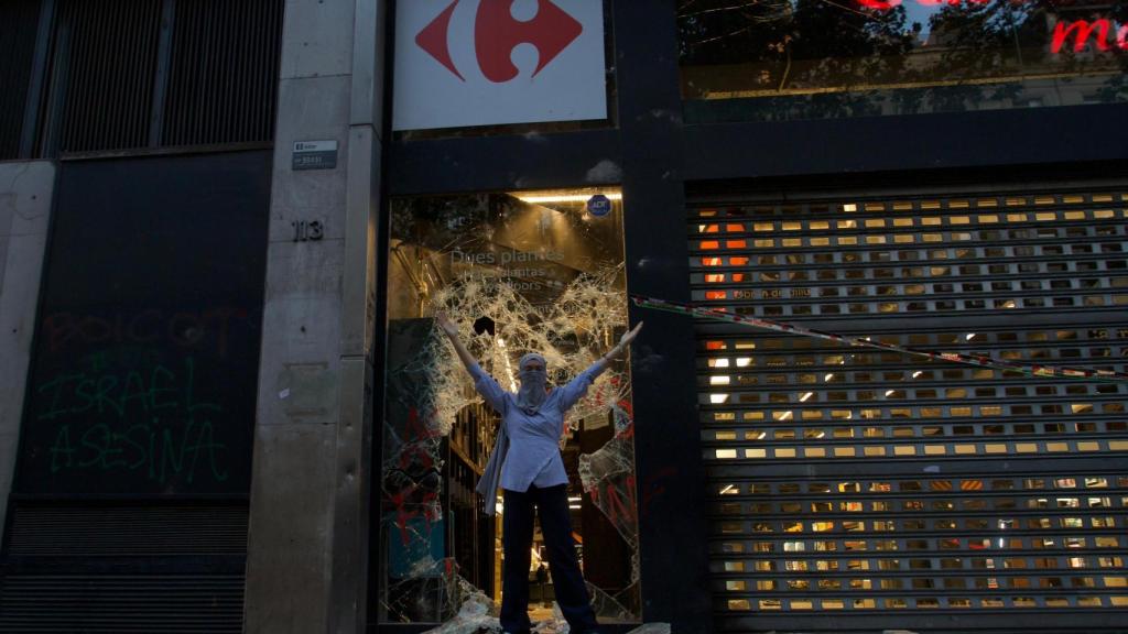 Destrozan un supermercado de Las Ramblas durante la tercera jornadas de protestas propalestinas en Barcelona