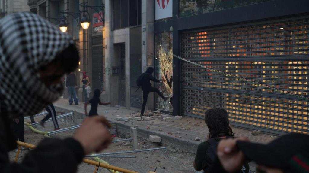 Grupo de jóvenes destrozando un Carrefour en Las Ramblas de Barcelona durante la manifestación propalestina de este sábado 4 de octubre