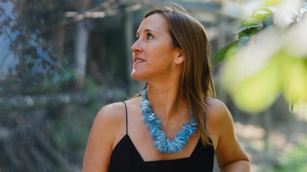 Amàlia Rubio, fundadora de Tamanit Jewelry, con una de sus joyas